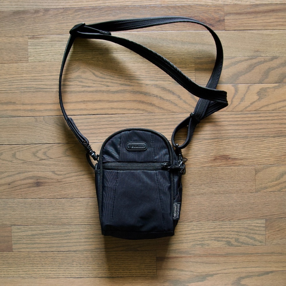 ♥️ PACSAFE anti-theft cross body bag